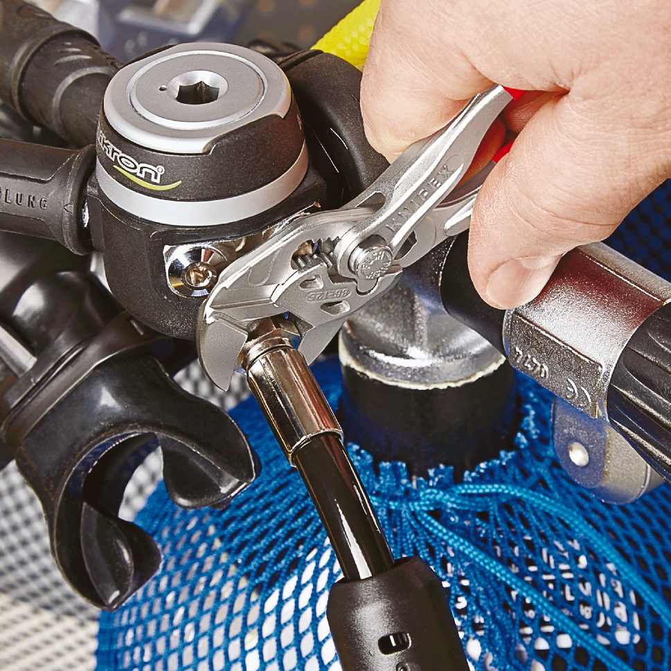 Клещи переставные - гаечный ключ 23 мм (7/8) L-125 мм Cr-V хромированные обливные рукоятки KNIPEX KN-8603125