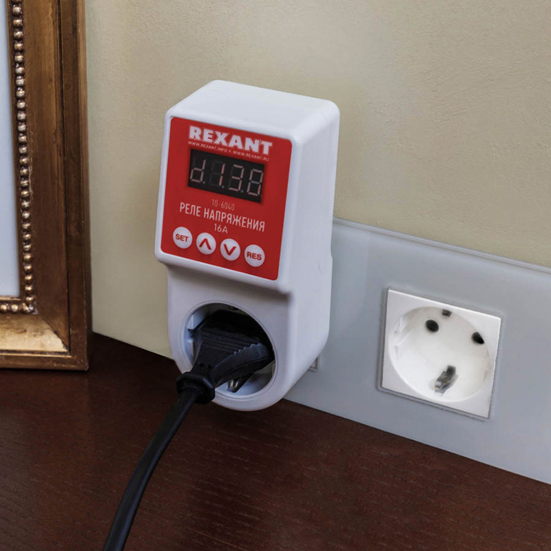 Реле напряжения вилка-розетка c дисплеем 16А REXANT 10-6040