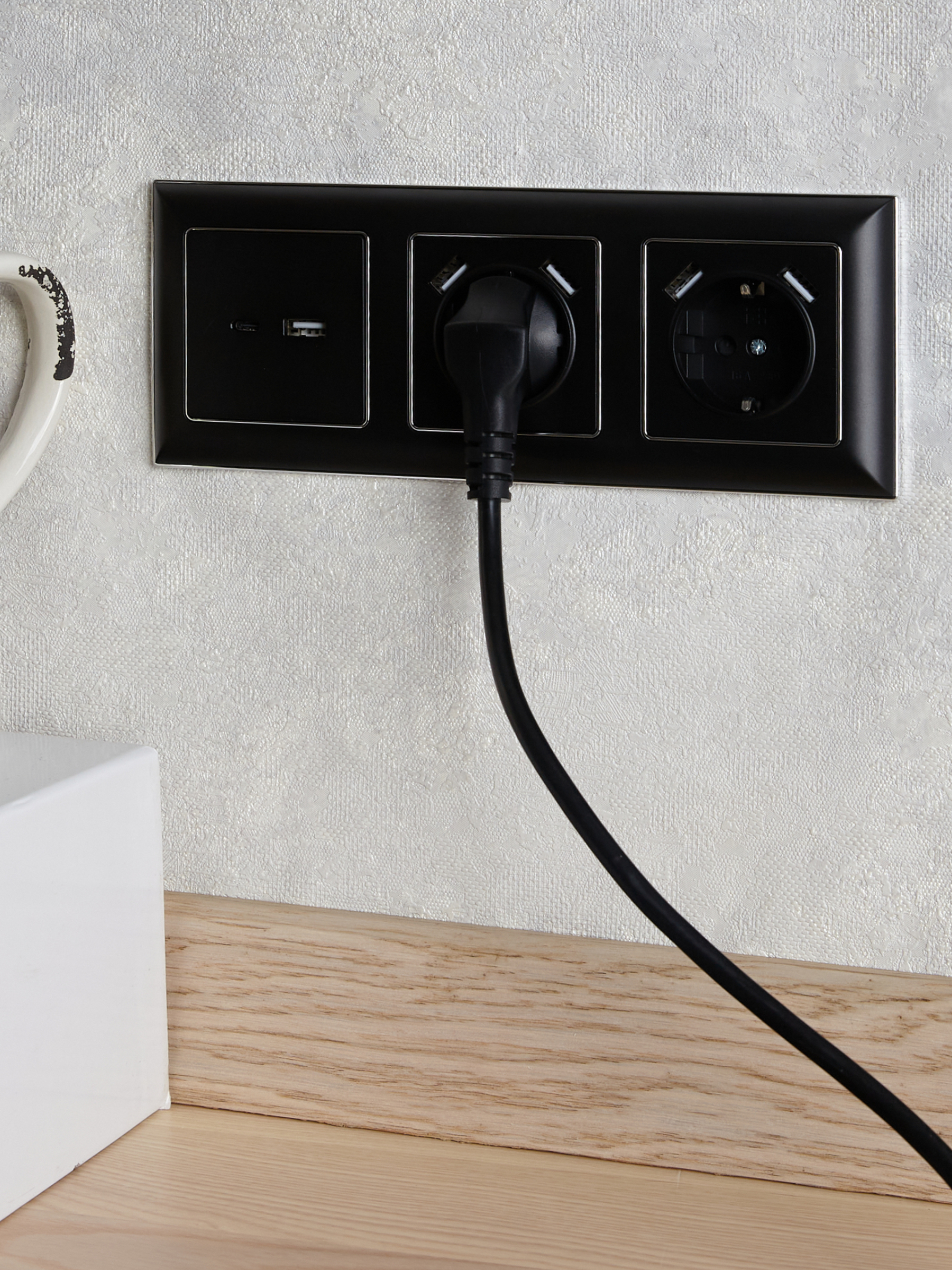 BRITE Розетка с заземлением с защитными шторками 16А с USB A+A 2,1А РЮш10-1-БрЧ черный IEK BR-R14-16-U21-D21-K02