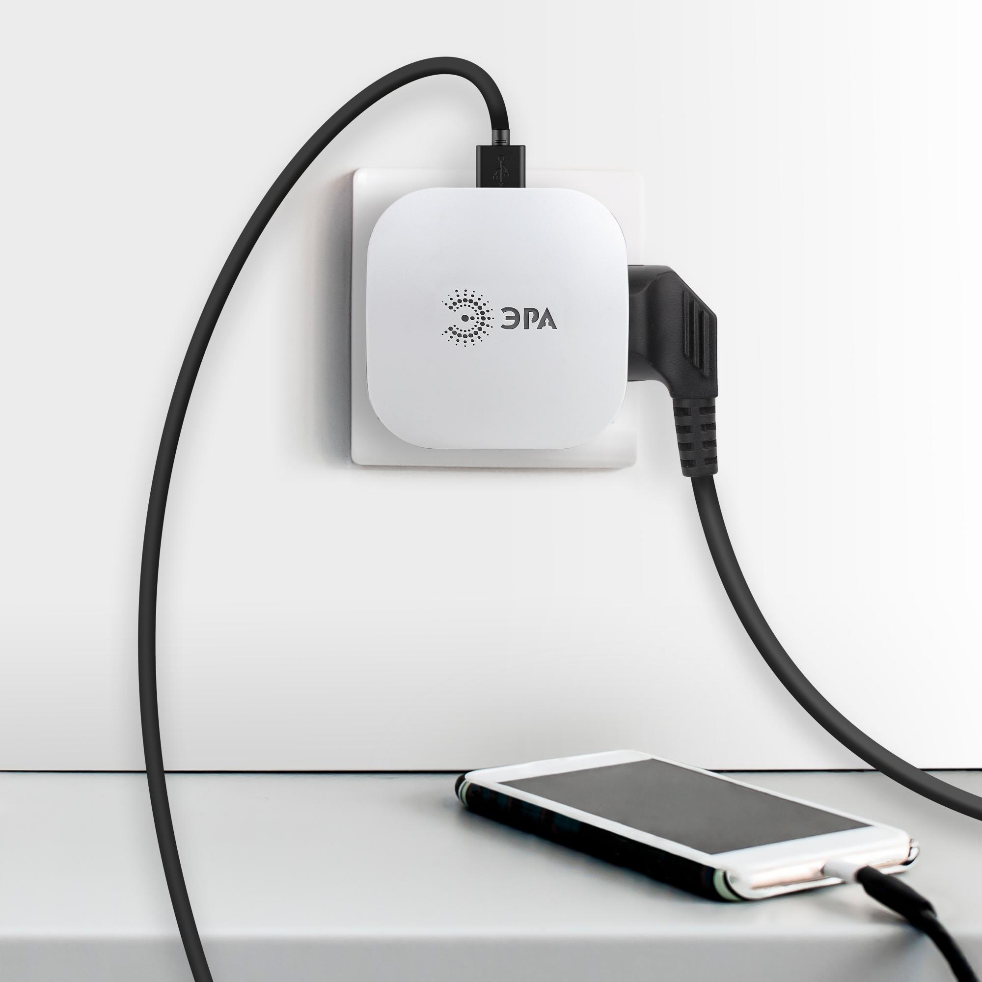 Тройник 3 гнезда 220V + 2xUSB 2000mA, c заземл, со шт белый 6/36/864 SP-3e-USB-2A ЭРА Б0015243