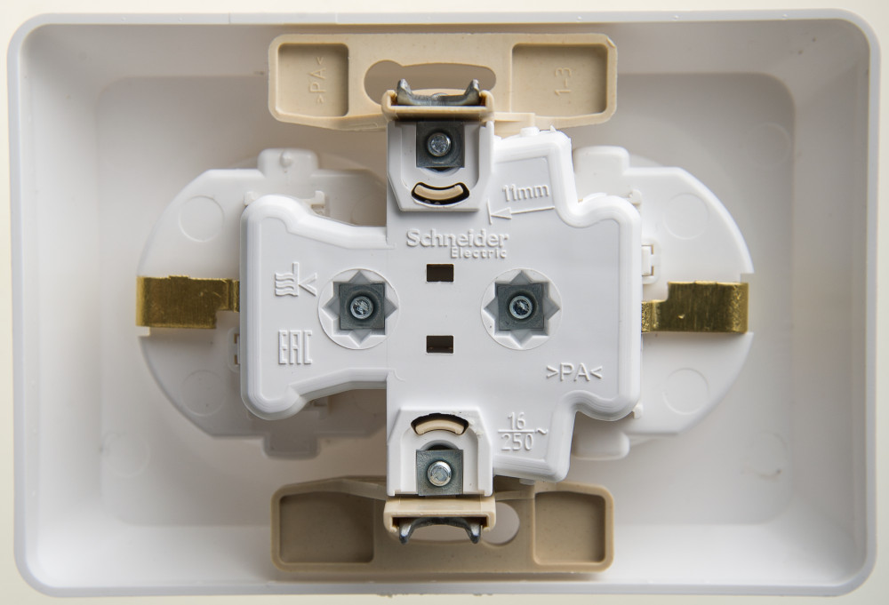 ЭТЮД Розетка двойная скрытой установки с заземлением со шторками 16А 250B, белый Systeme Electric PC16-108B