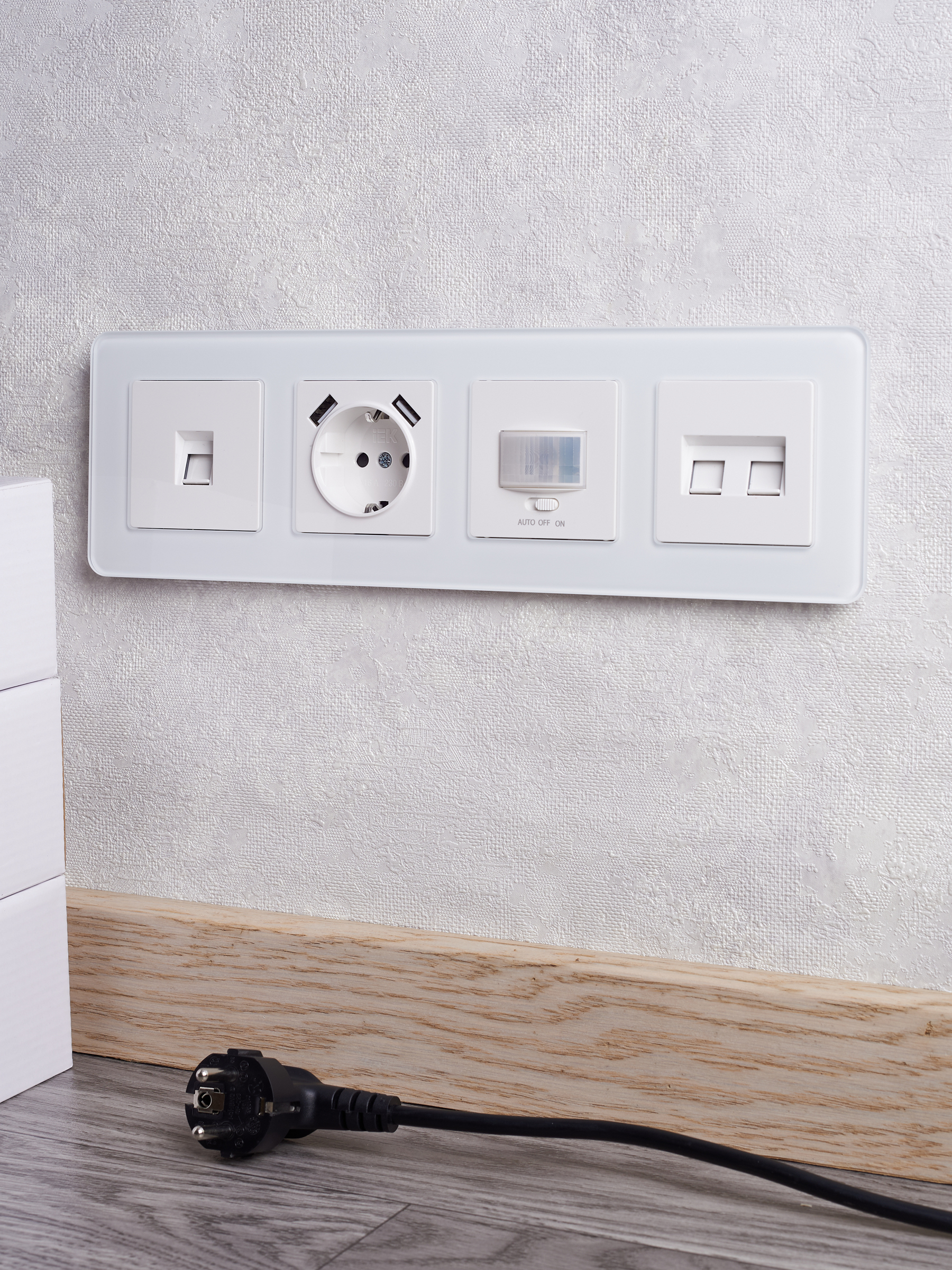 BRITE Розетка 1 пост с заземлением с защитными шторками 16А с USB A+A 5В 3,1А РЮш10-2-БрБ белый IEK BR-R14-16-U21-D31-K01