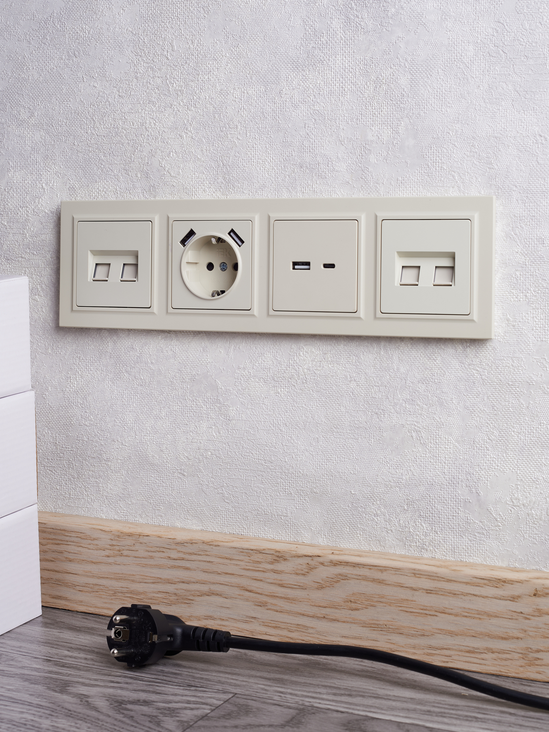 BRITE Рамка 4 поста РУ-4-БрКр бежевый IEK BR-M42-K10