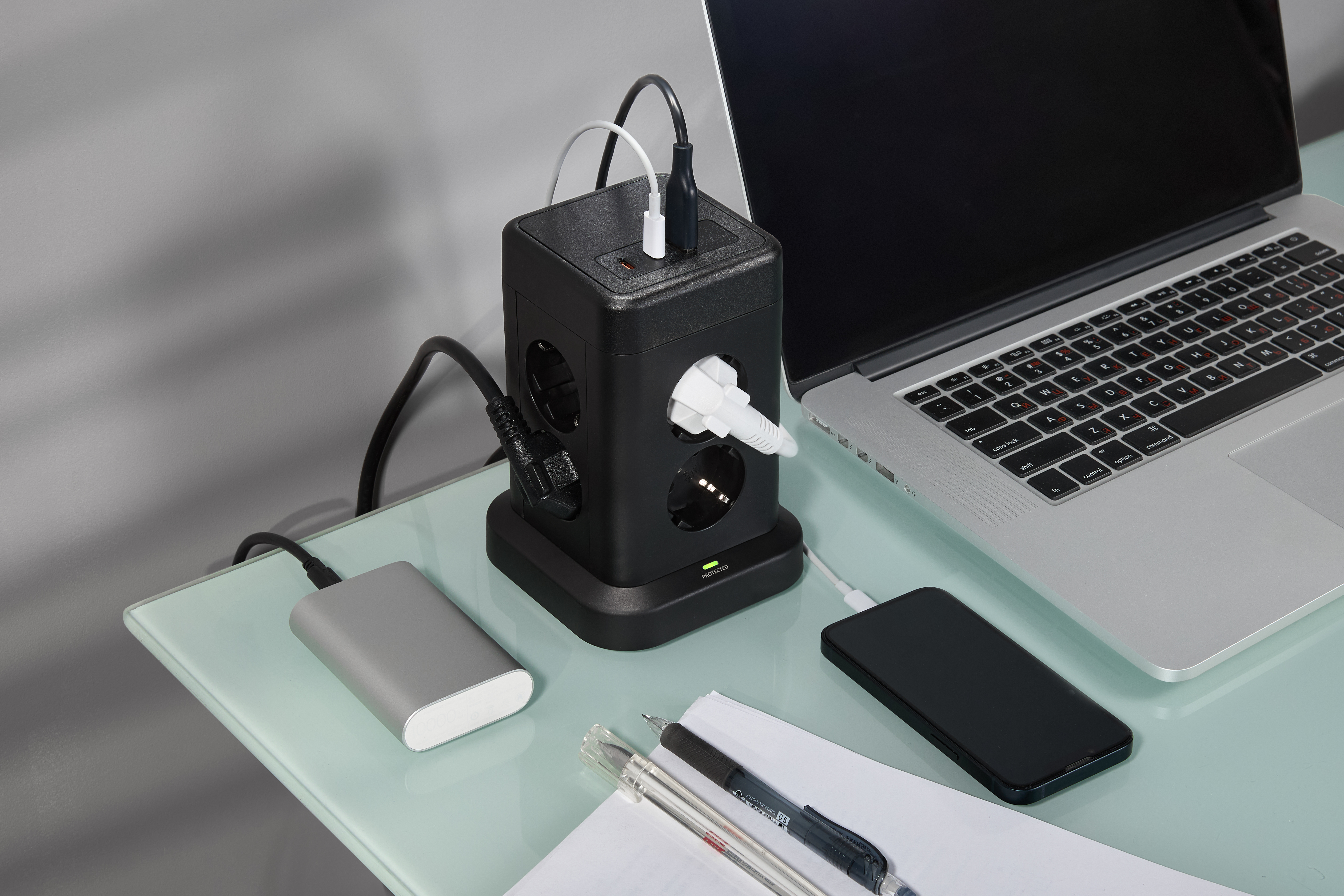 DOMINIC Удлинитель У08K 8 мест 2P+PE 1,5м 3х1,0мм2 16А/250В USB A+C 20Вт черный IEK DN-YP30-16-08-01-ZKU-K02