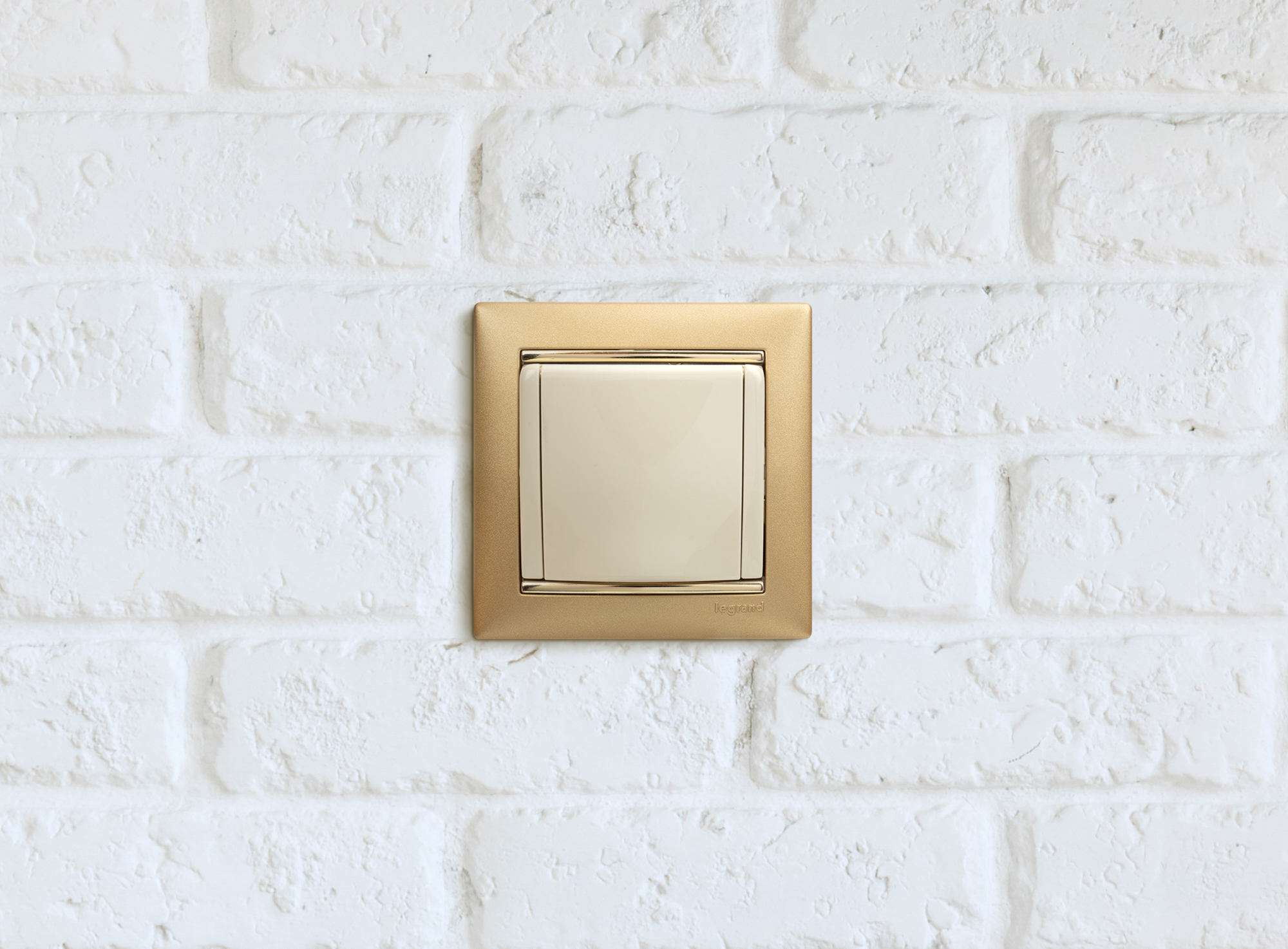 Розетка 1-местная с заземлением с защитными шторками и крышкой 16А IP20 слоновая кость VALENA IEK 774322