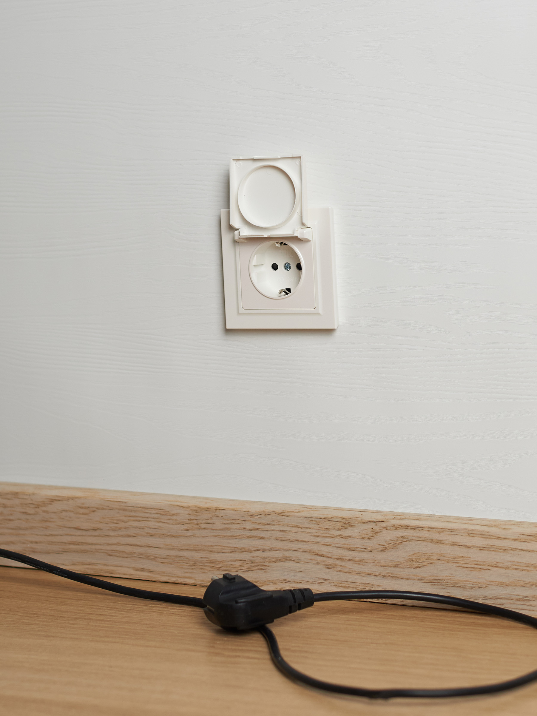 BRITE Розетка с заземлением с защитными шторками и крышкой 16А IP20 РСбш10-3-БрЖ жемчуг IEK BR-R16-16-K36