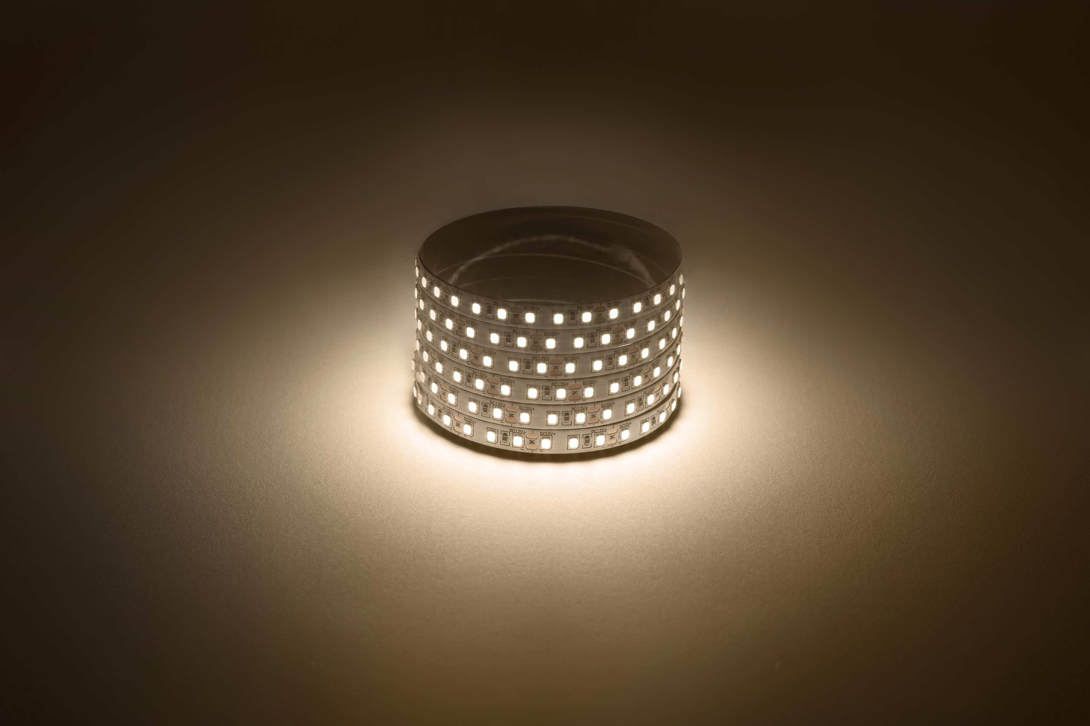 Лента светодиодная 9,6Вт/м 12В 3000К IP20 120LED/м LS2835-120LED-IP20-WW-eco-5м ЭРА Б0035596