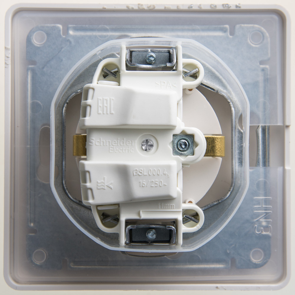 GLOSSA Розетка с заземлением со шторками с крышкой IP44 перламутр в сборе Systeme Electric GSL000648