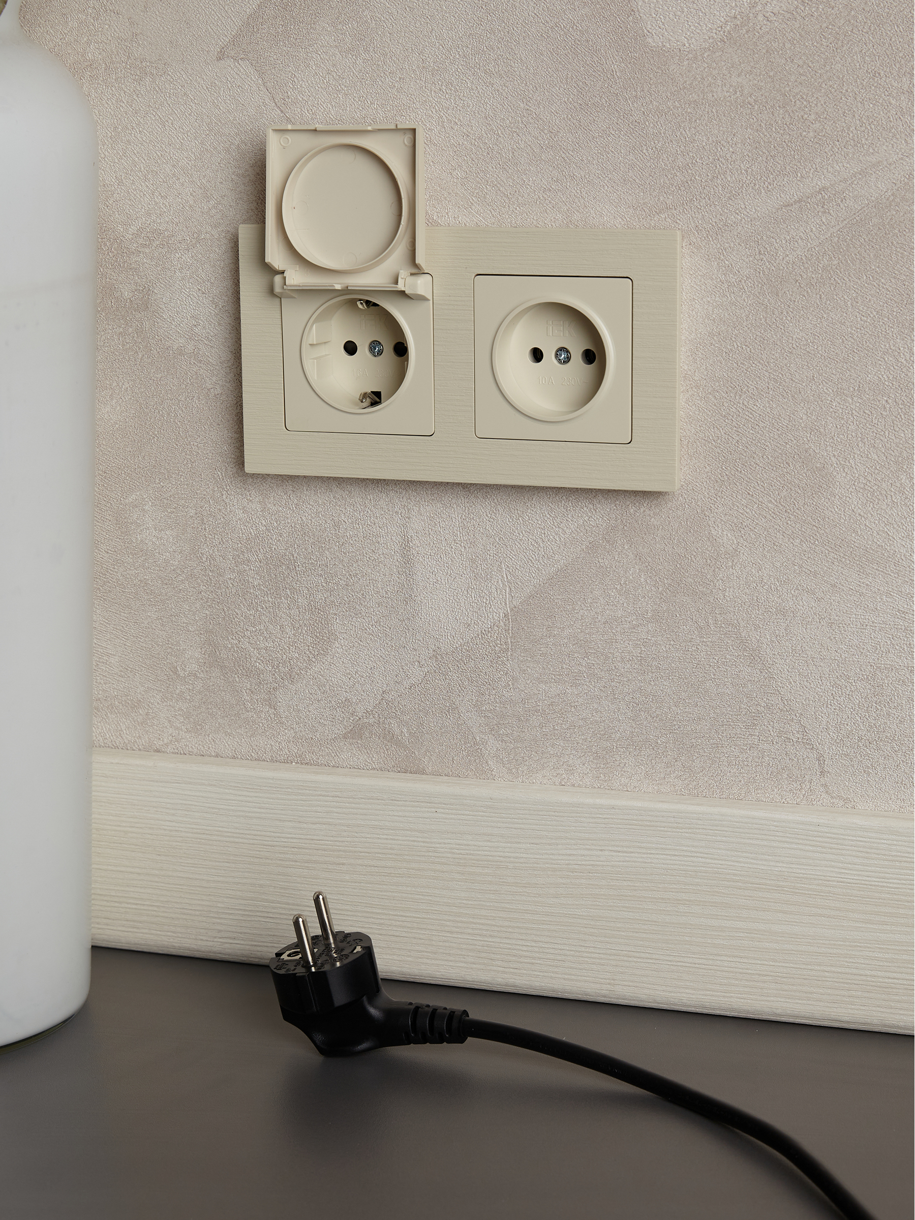 BRITE Розетка с заземлением с защитными шторками и крышкой 16А IP20 РСбш10-3-БрКр бежевый IEK BR-R16-16-K10