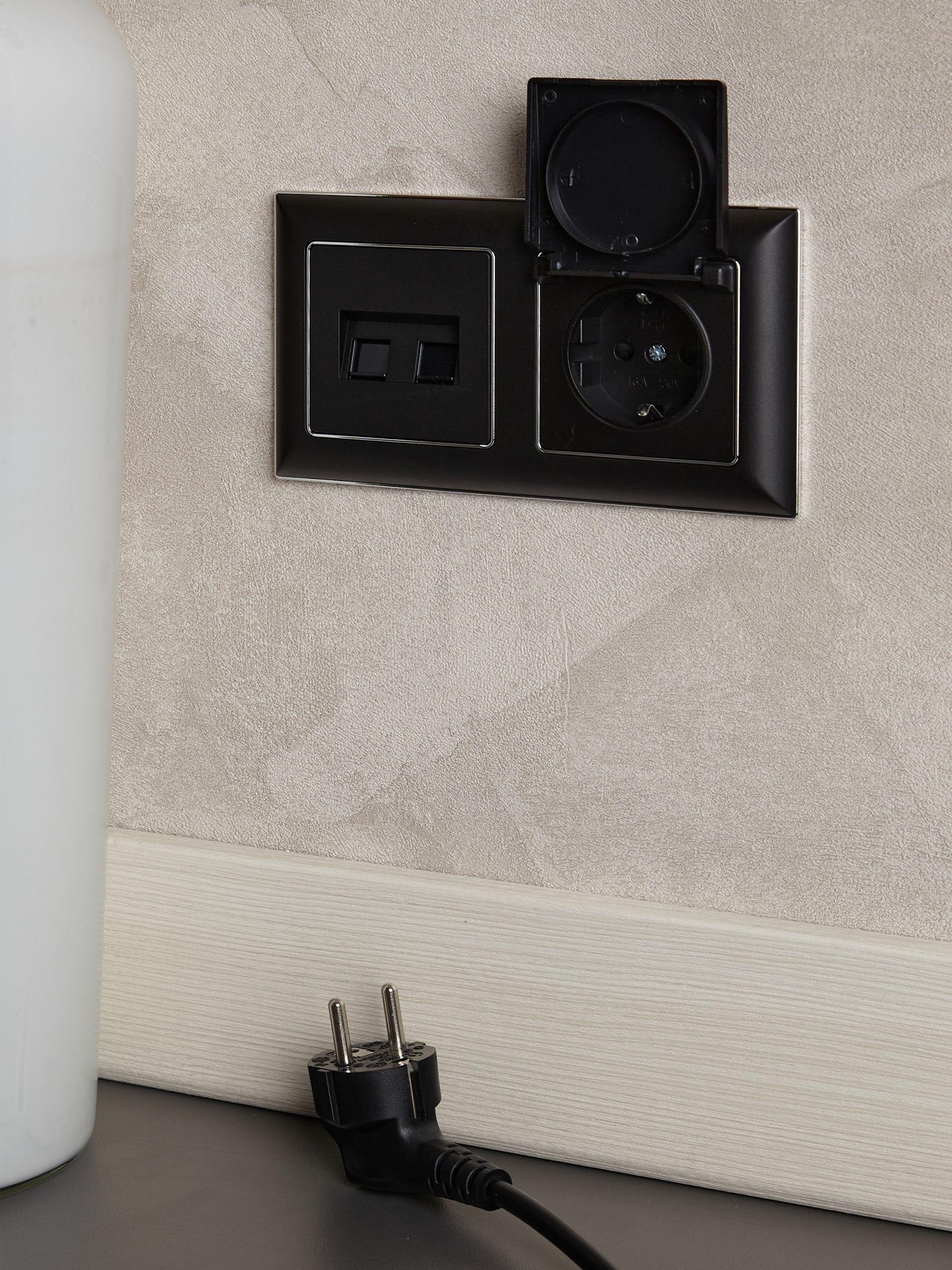 BRITE Розетка с заземлением с защитными шторками и крышкой 16А IP20 РСбш10-3-БрЧ черный IEK BR-R16-16-K02