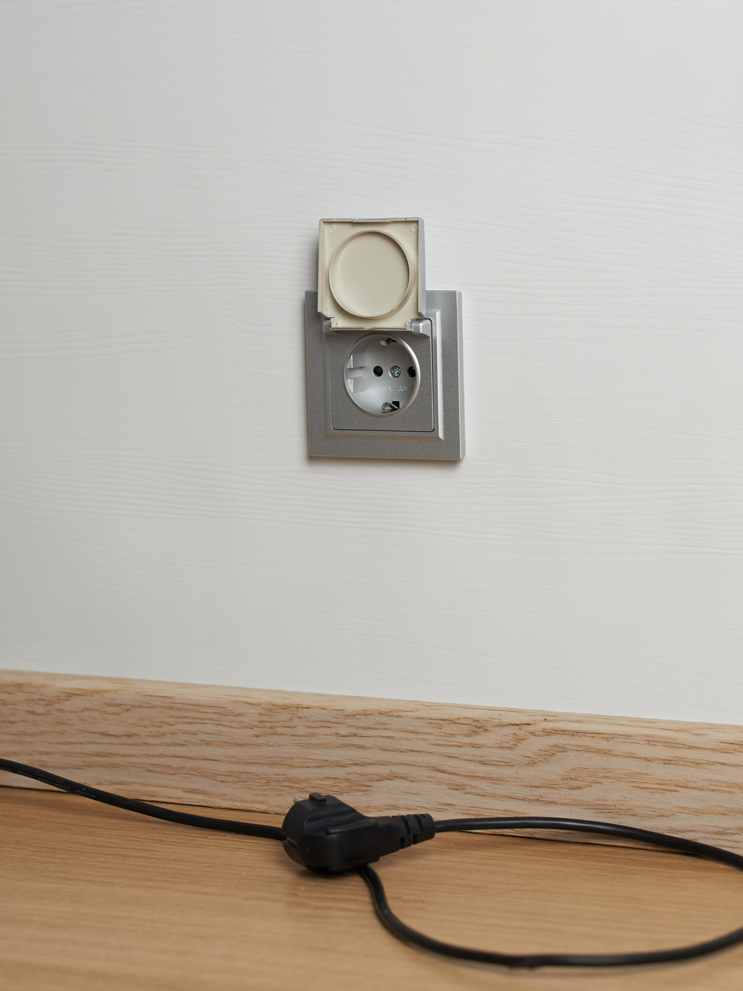 BRITE Розетка с заземлением с защитными шторками и крышкой 16А IP44 РСбш10-3-44-БрА алюминий IEK BR-R16-16-44-K47