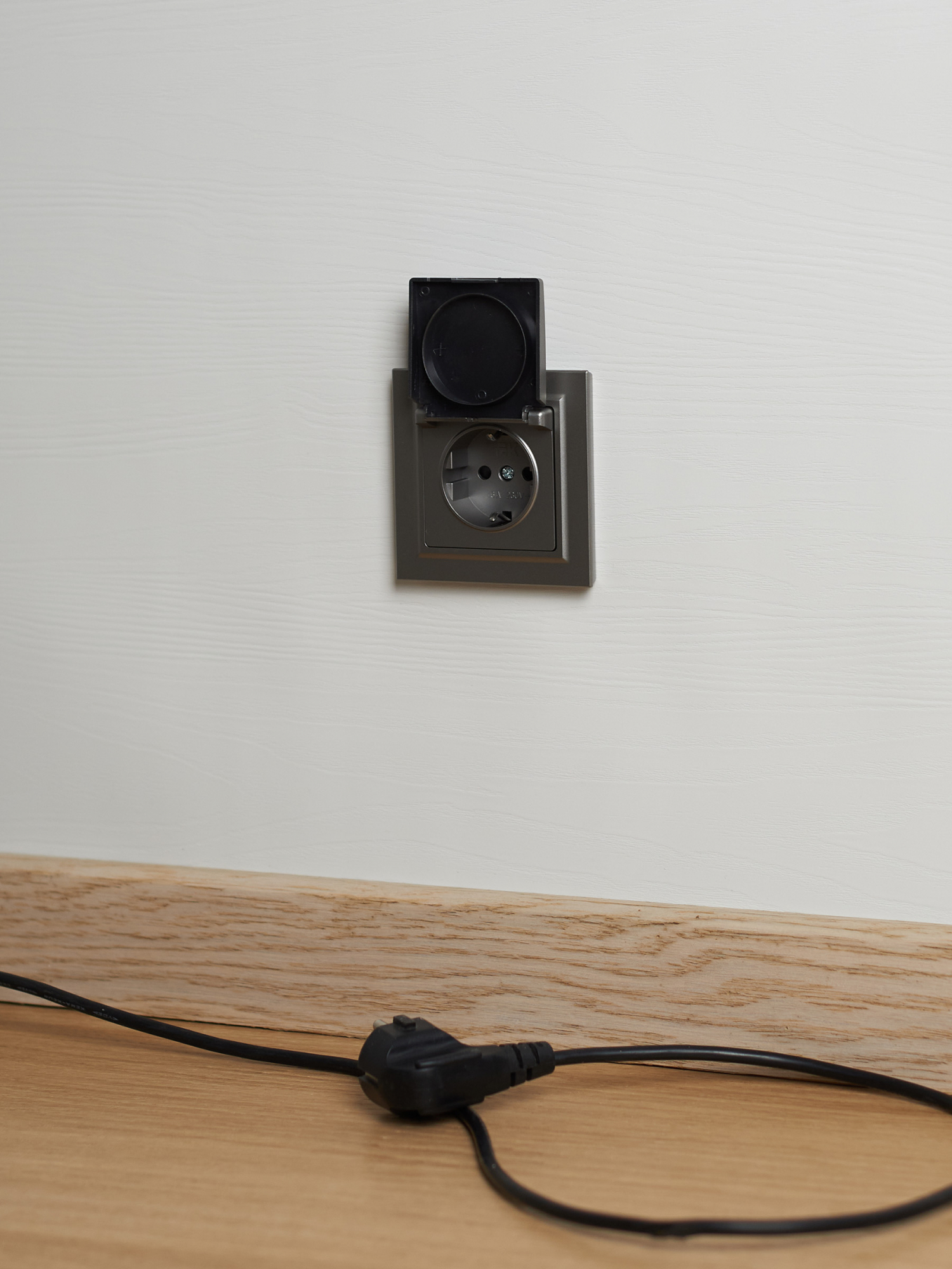 BRITE Розетка с заземлением с защитными шторками и крышкой 16А IP20 РСбш10-3-БрС сталь IEK BR-R16-16-K46