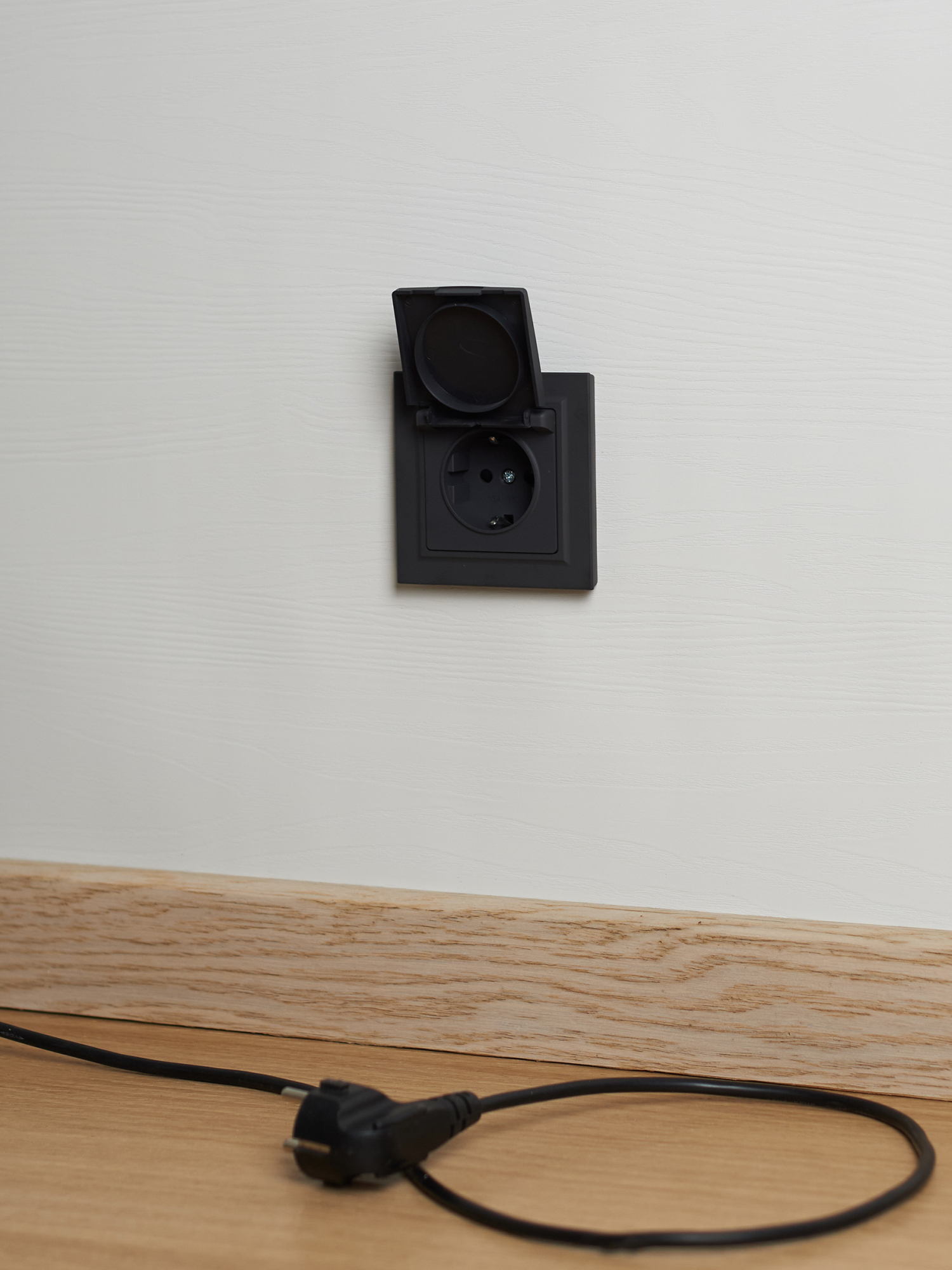 BRITE Розетка одинарная с заземлением с защитными шторками и крышкой 16А IP44 РСбш10-3-44-БрГ графит IEK BR-R16-16-44-K53
