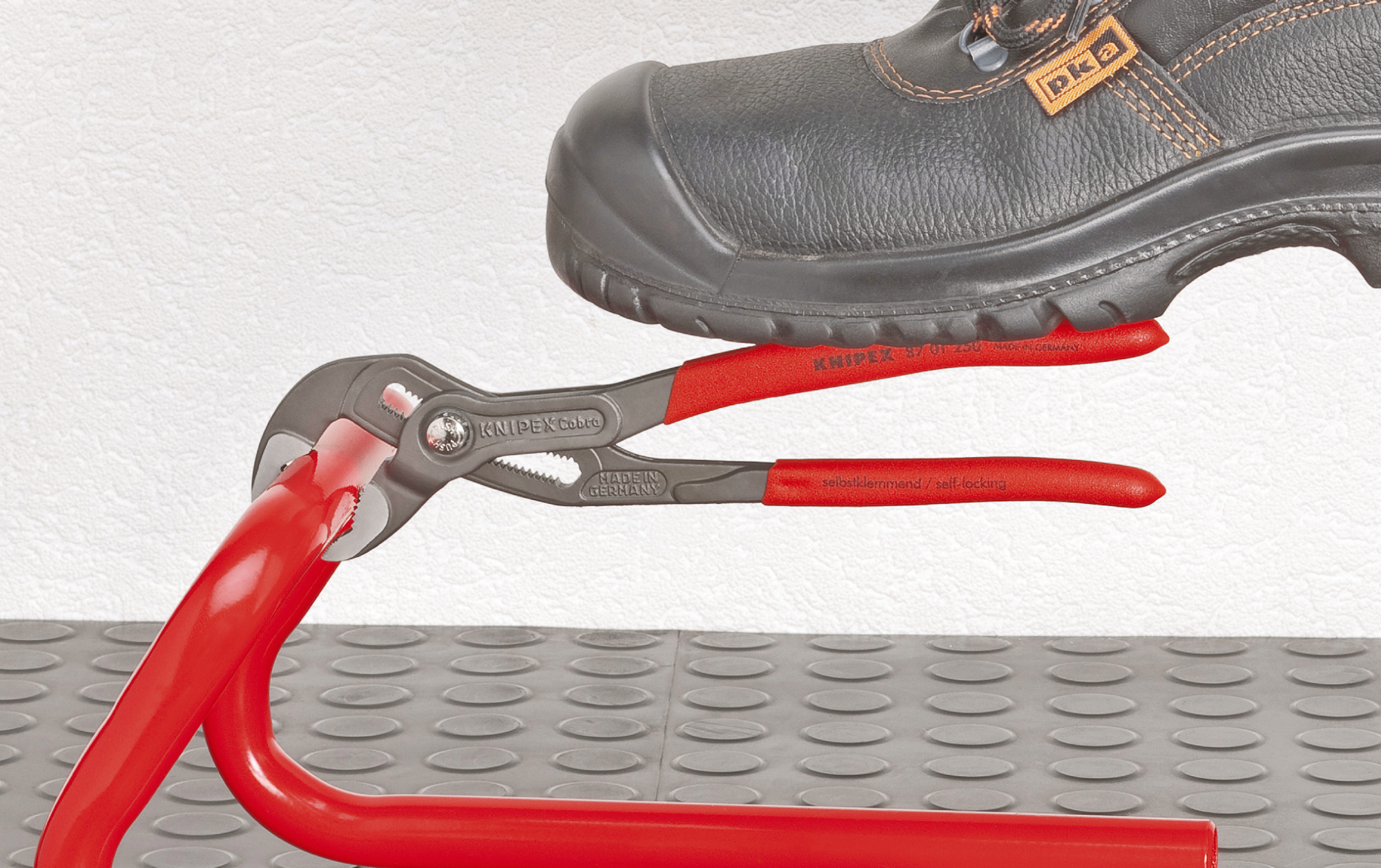 Клещи переставные COBRA сантехнические с фиксатором 42 мм (1 1/2) под ключ 36 мм L-180 мм Cr-V серые 2-компонентные рукоятки KNIPEX KN-8702180