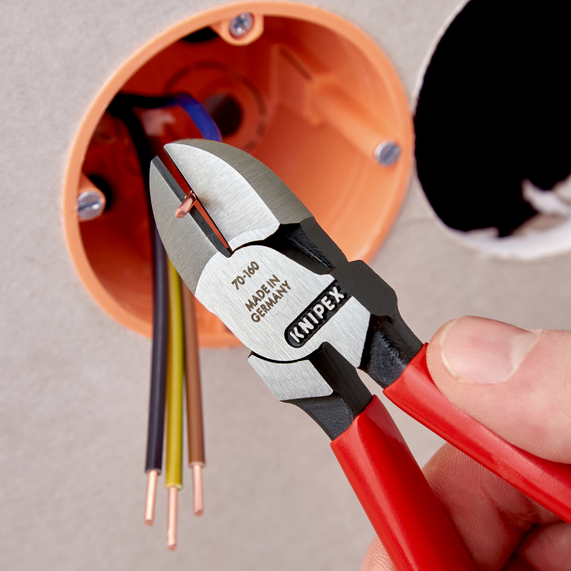 Бокорезы резка - мягкая проволока 4мм проволока средней твердости 3мм твердая проволока 2мм L=160мм 62HRC черные обливные рукоятки KNIPEX KN-7001160