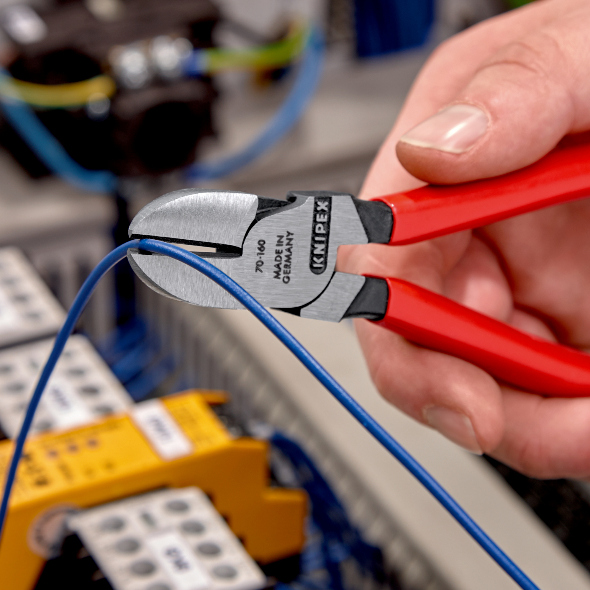 Бокорезы резка - мягкая проволока 4мм проволока средней твердости 3мм твердая проволока 2мм L=160мм 62HRC черные обливные рукоятки KNIPEX KN-7001160