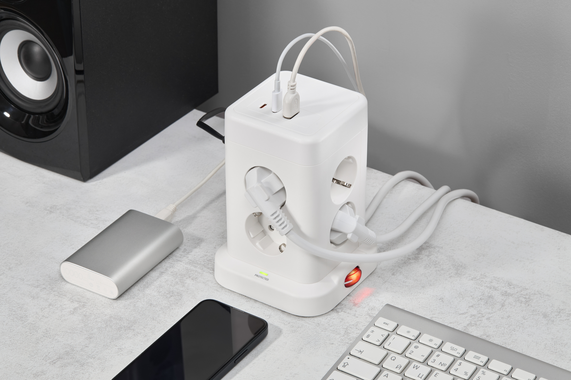 DOMINIC Удлинитель У08K 8 мест 2P+PE 1,5м 3х1,0мм2 16А/250В USB A+C 20Вт белый IEK DN-YP30-16-08-01-ZKU-K01