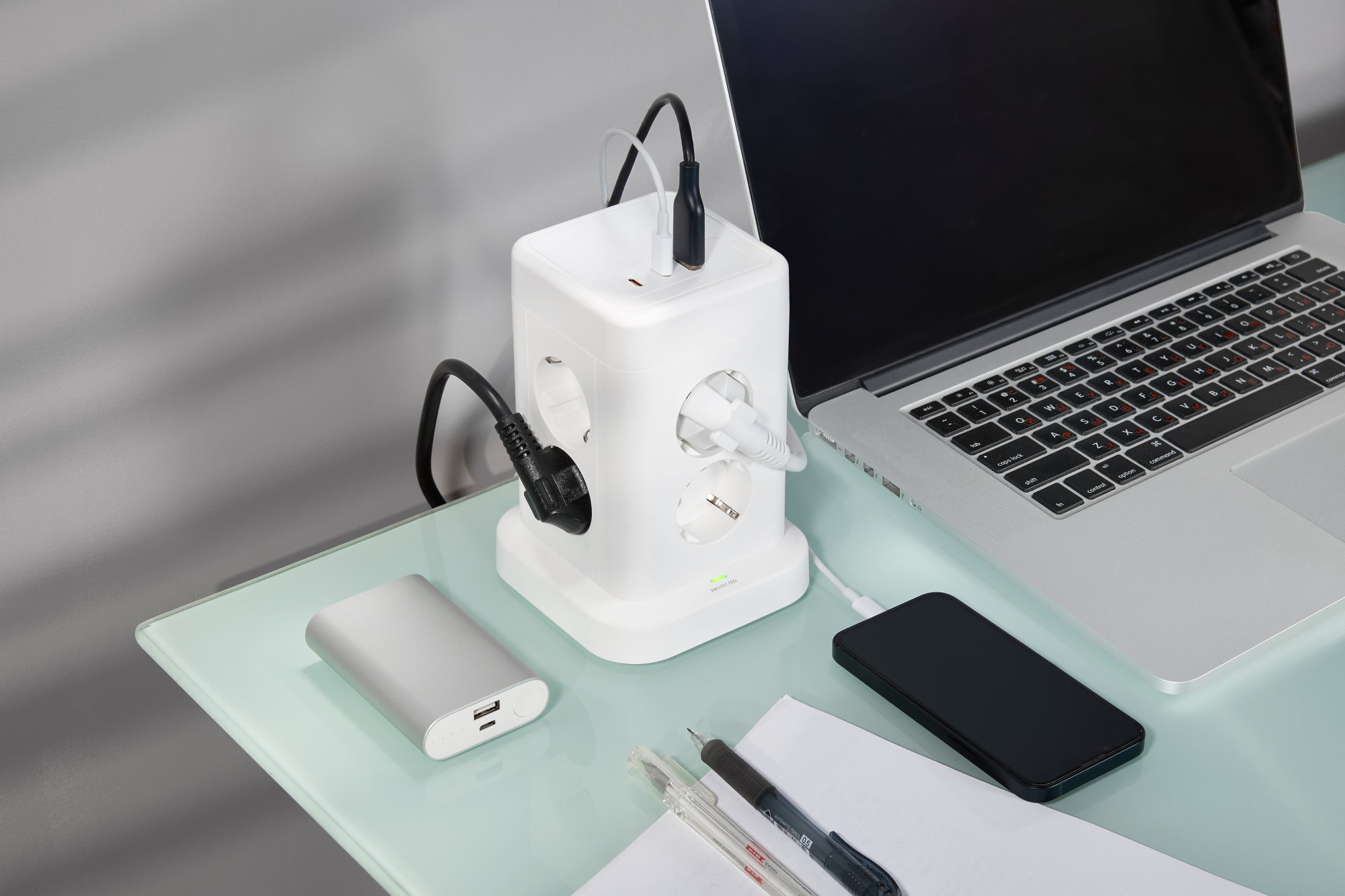DOMINIC Удлинитель У08K 8 мест 2P+PE 1,5м 3х1,0мм2 16А/250В USB A+C 20Вт белый IEK DN-YP30-16-08-01-ZKU-K01